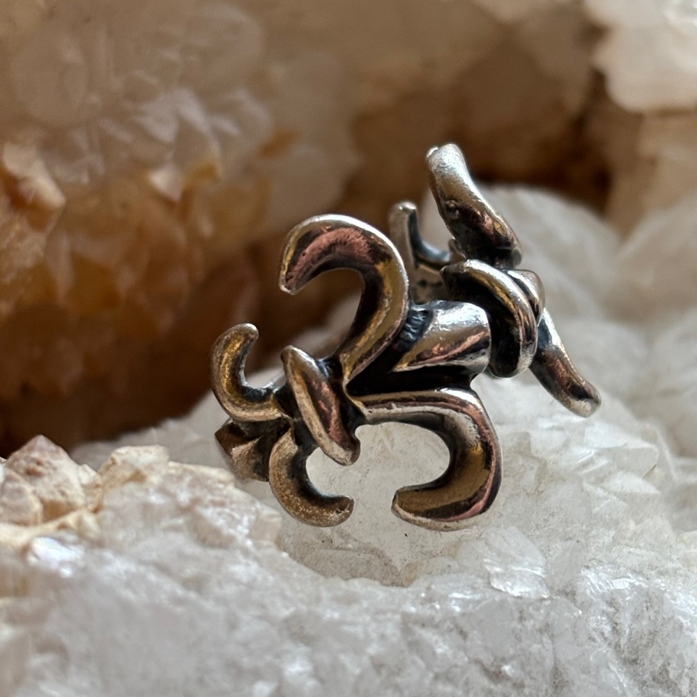 Vintage Fleur de Lis Silver Ring - Size 8